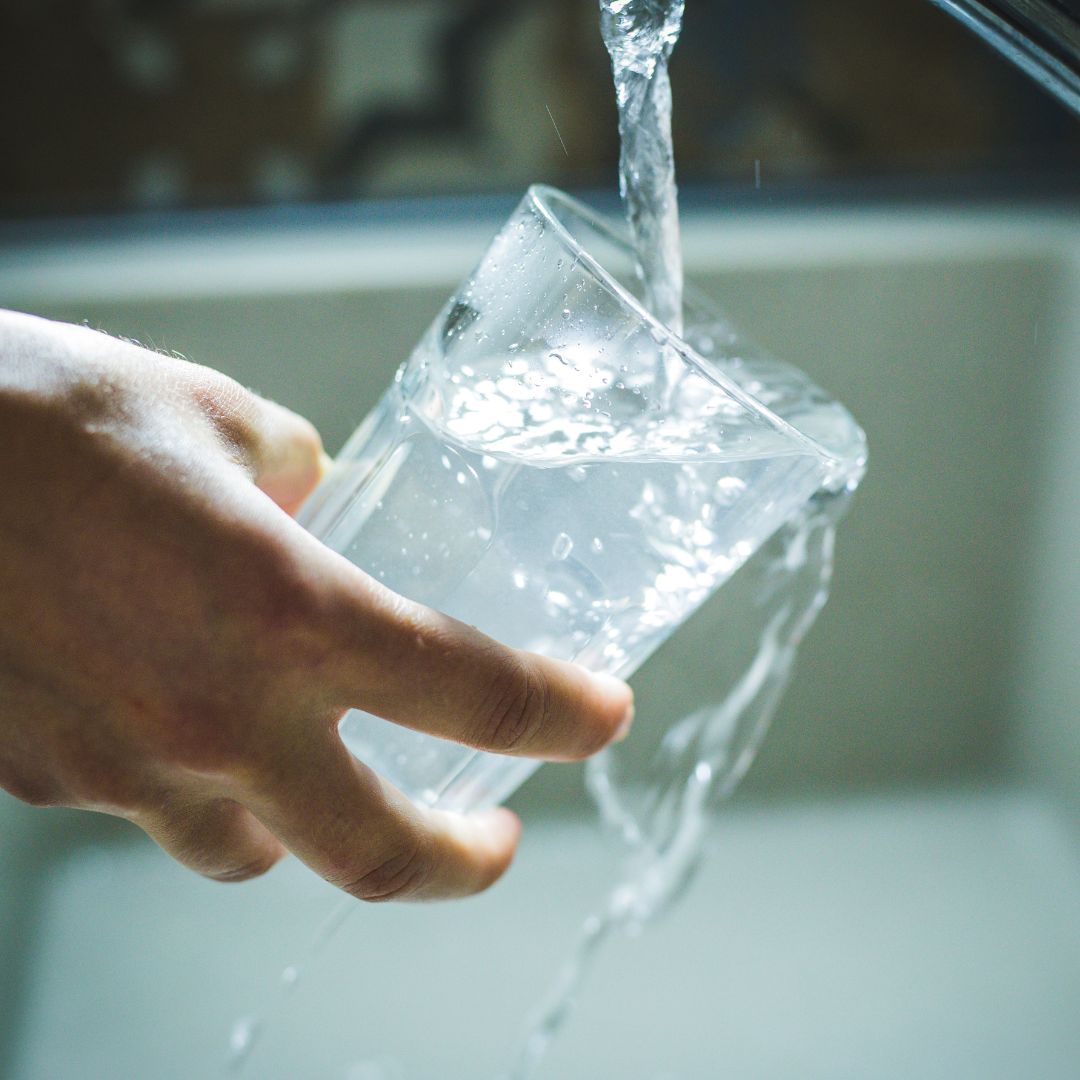 Solltest du vor dem Schlafengehen Wasser trinken?